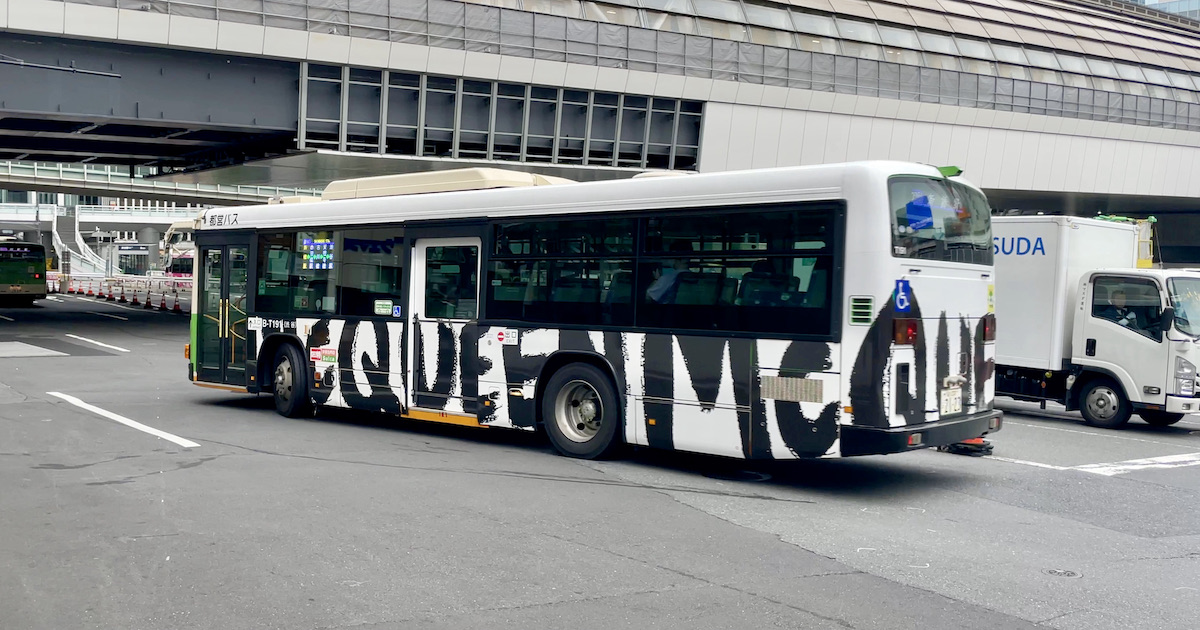アレキサンダー・マックイーン、「McQueen」グラフィティのラッピングバスを走行｜SPACE MEDIA｜全国のOOHメディアと最新OOH