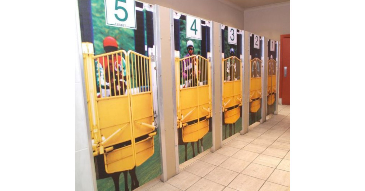 “公衆トイレの個室”を使ったアンビエント広告｜SPACE MEDIA｜全国のOOHメディアと最新OOHニュースの総合