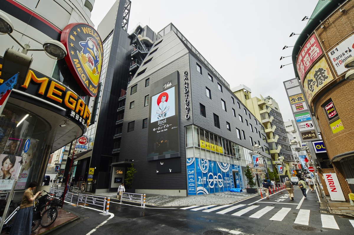Crimson Crat Clan ケンジ・C・グランドデュークさん、誕生日をお祝いして渋谷・六本木で応援広告を実施｜SPACE MEDIA
