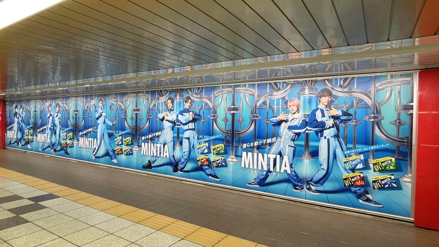 ミンティア Snow Manを起用して新宿駅で巨大シート広告を実施 Space Media 全国のoohメディアと最新oohニュースの総合情報サイト