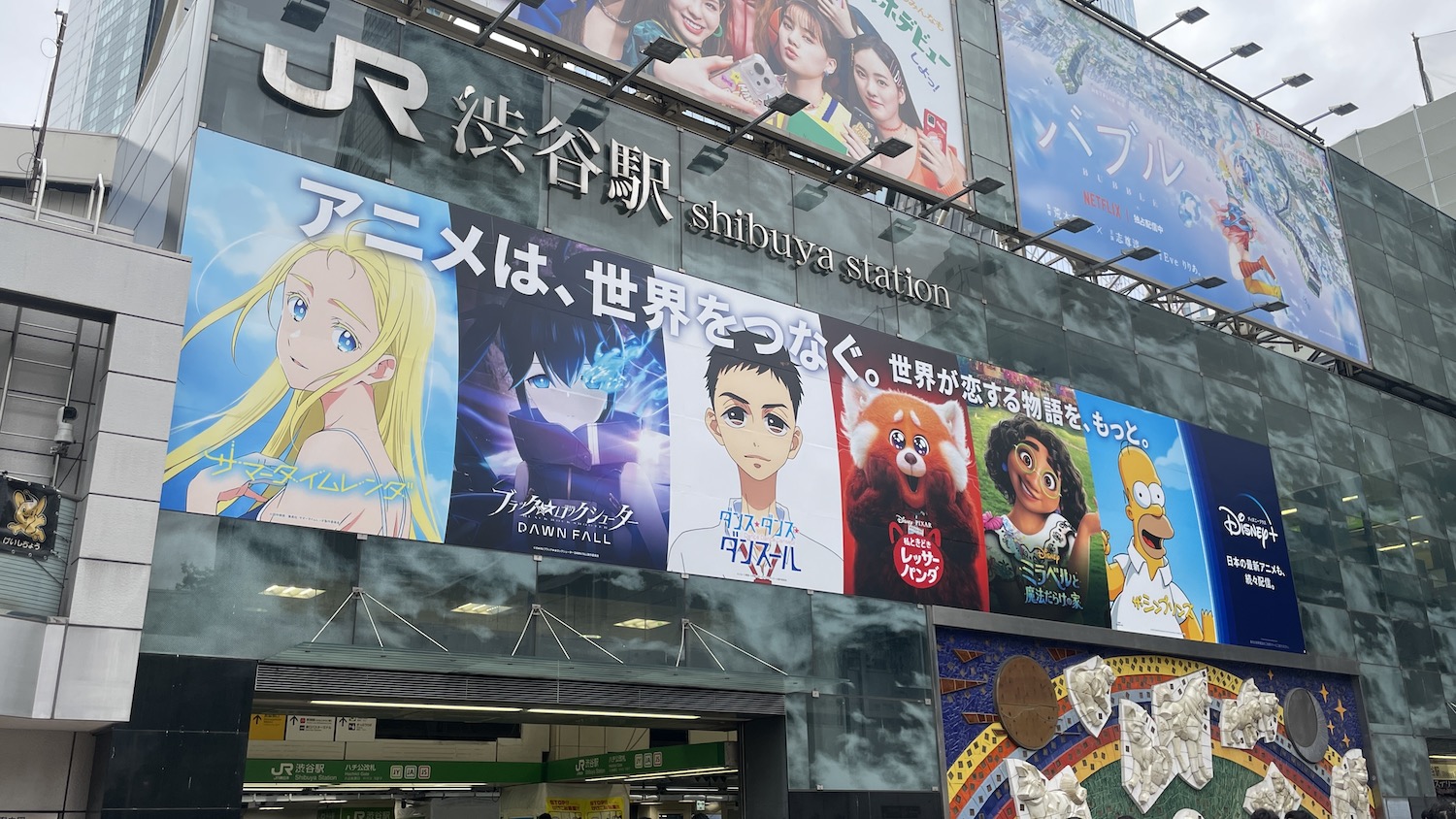 ディズニープラス ゴールデンウィークの渋谷駅をジャック Space Media 全国のoohメディアと最新oohニュースの総合情報サイト